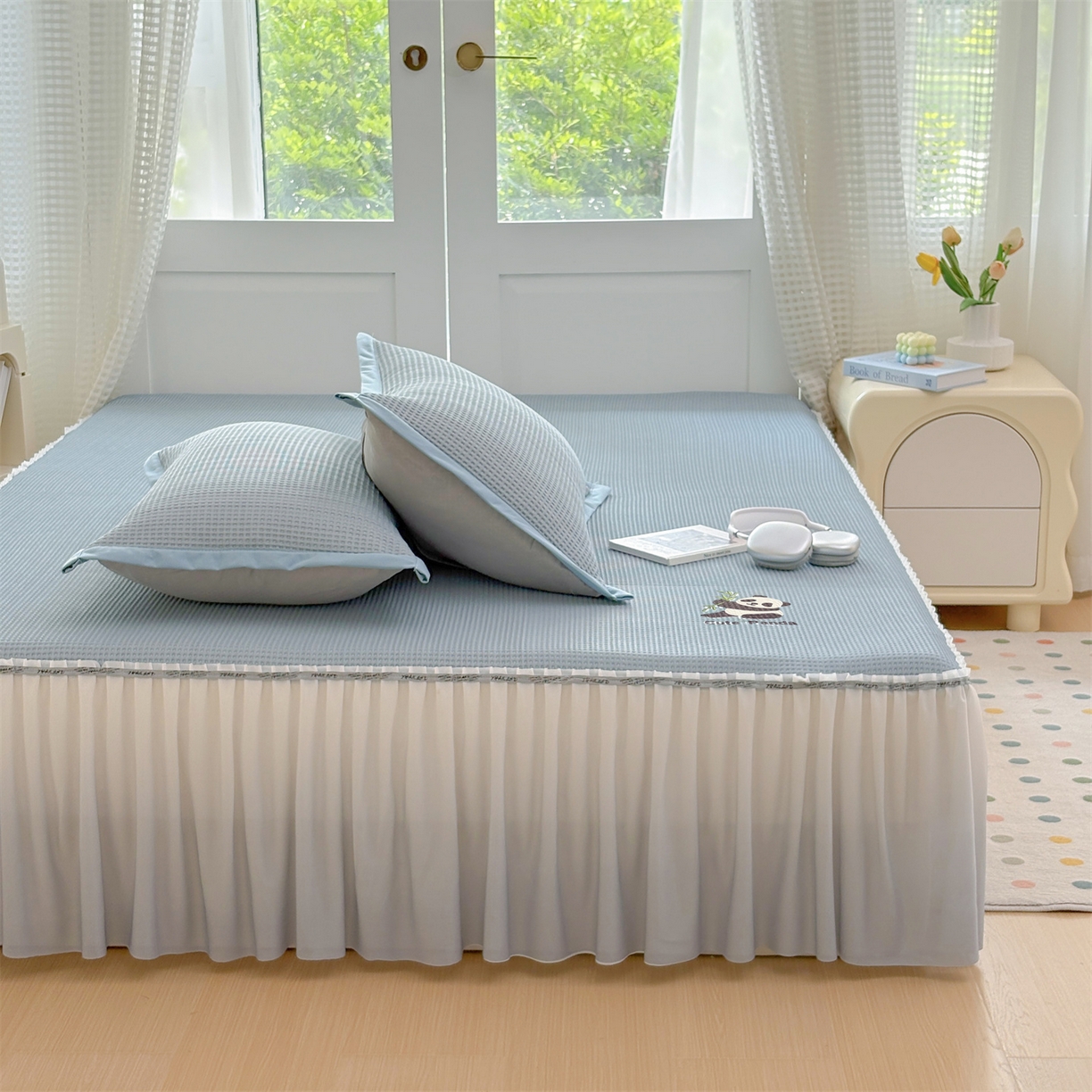 91家纺网 家纺一手货源 找家纺 宜派家纺 2025新款高分子凉感丝床裙凉席三件套系列 可爱熊-蓝 床裙款