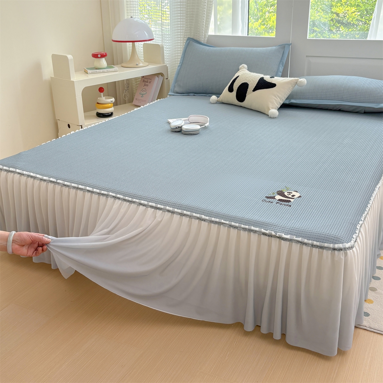 91家纺网 家纺一手货源 找家纺 宜派家纺 2025新款高分子凉感丝床裙凉席三件套系列 可爱熊-蓝 床裙款