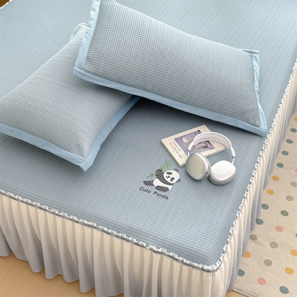 91家纺网 家纺一手货源 找家纺 宜派家纺 2025新款高分子凉感丝床裙凉席三件套系列 可爱熊-蓝 床裙款