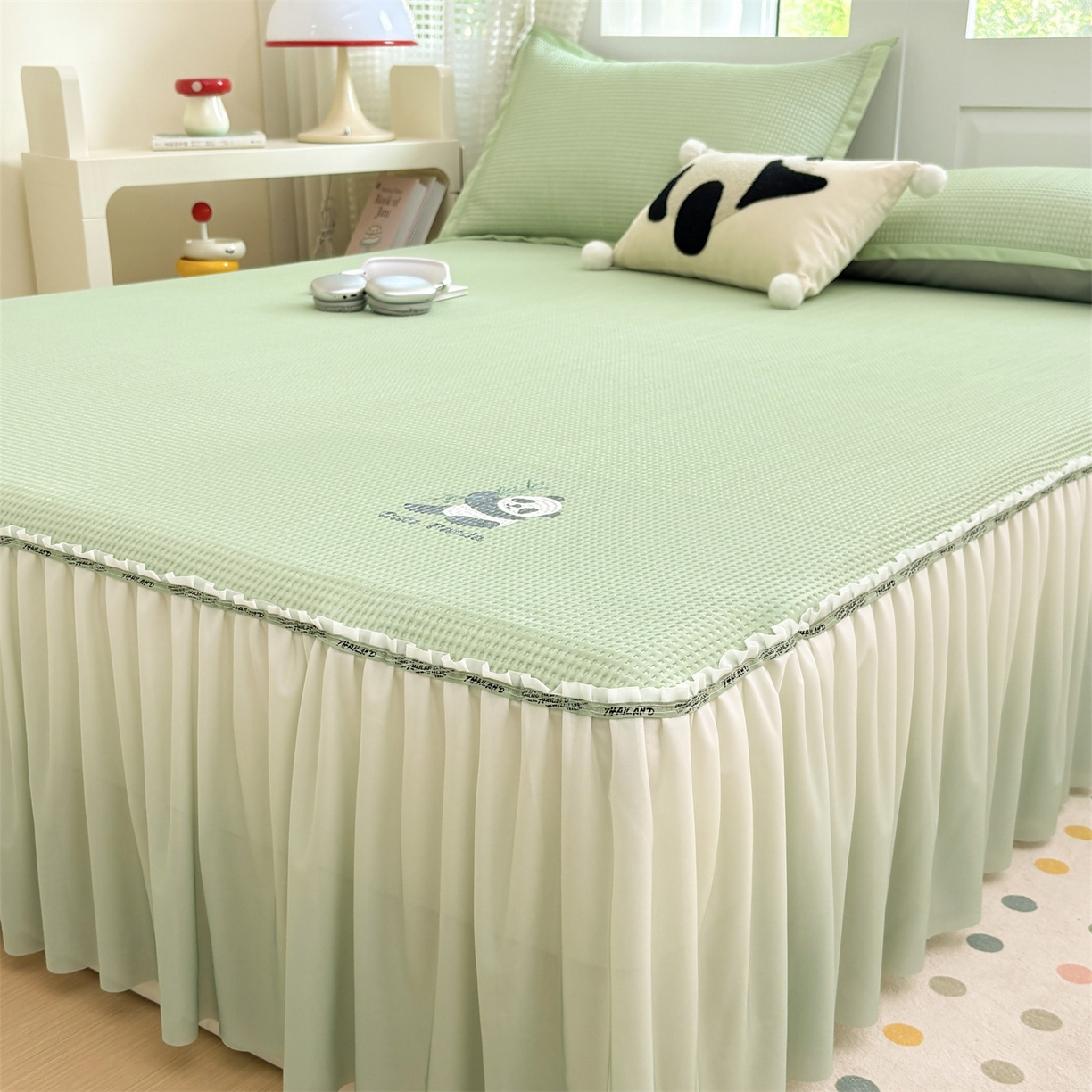 91家纺网 家纺一手货源 找家纺 宜派家纺 2025新款高分子凉感丝床裙凉席三件套系列 可爱熊-绿 床裙款