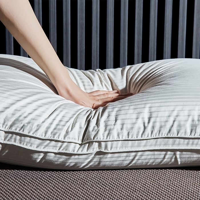 91家纺网 家纺一手货源 找家纺 静若居羽绒被壳 2023新款 全棉缎条羽绒枕缎纹羽绒枕立体羽绒枕 缎条灰色中枕