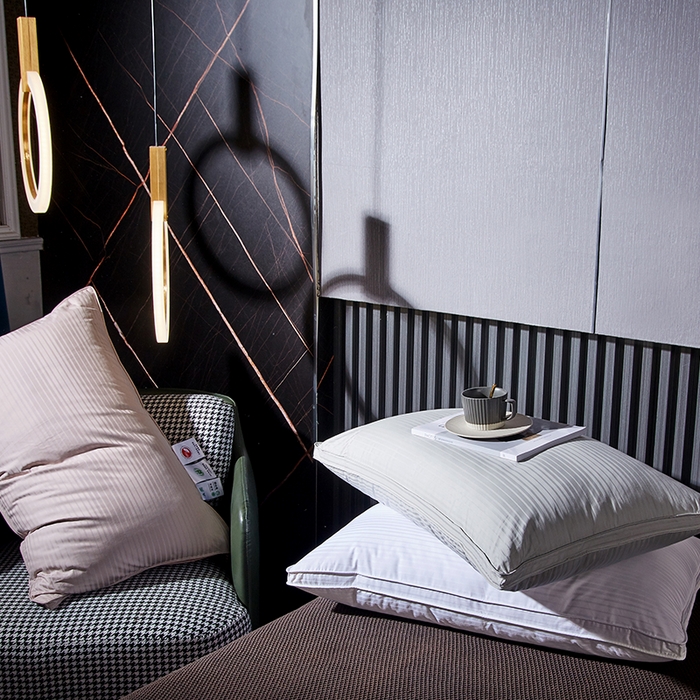 91家纺网 家纺一手货源 找家纺 静若居羽绒被壳 2023新款 全棉缎条羽绒枕缎纹羽绒枕立体羽绒枕 缎条白色高枕