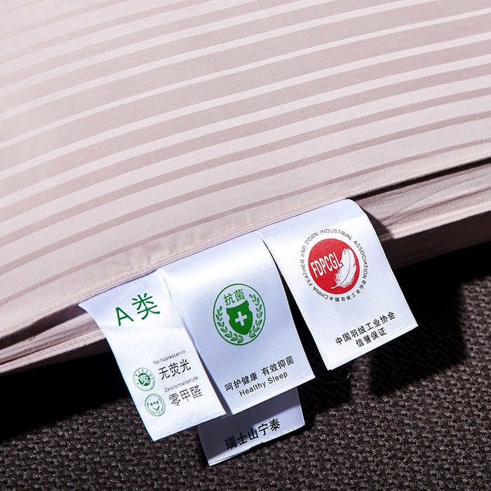 91家纺网 家纺一手货源 找家纺 静若居羽绒被壳 2023新款 全棉缎条羽绒枕缎纹羽绒枕立体羽绒枕 缎条豆沙色低枕