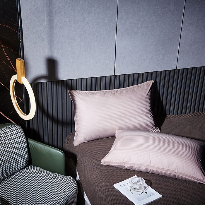 91家纺网 家纺一手货源 找家纺 静若居羽绒被壳 2023新款 全棉缎条羽绒枕缎纹羽绒枕立体羽绒枕 缎条豆沙色低枕