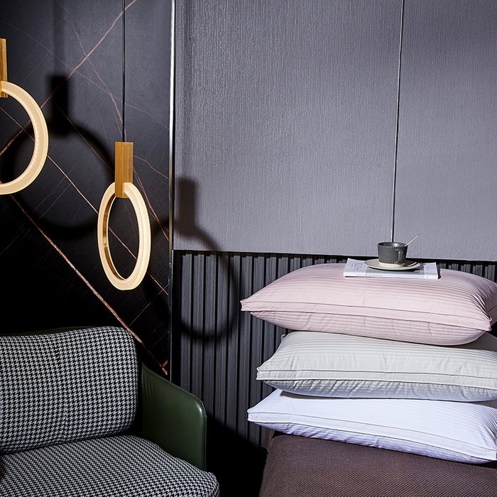 91家纺网 家纺一手货源 找家纺 静若居羽绒被壳 2023新款 全棉缎条羽绒枕缎纹羽绒枕立体羽绒枕 缎条白色低枕