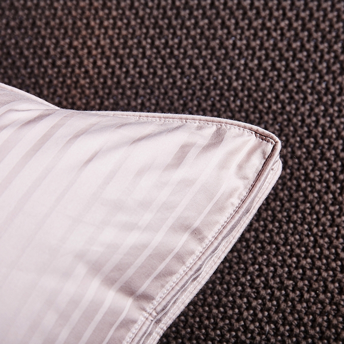 91家纺网 家纺一手货源 找家纺 静若居羽绒被壳 2023新款 全棉缎条羽绒枕缎纹羽绒枕立体羽绒枕 缎条豆沙色中枕