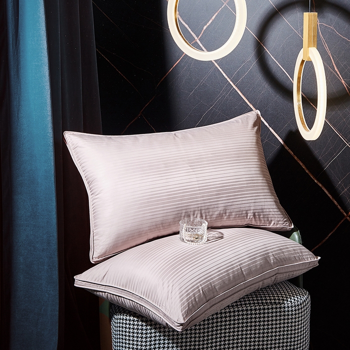 91家纺网 家纺一手货源 找家纺 静若居羽绒被壳 2023新款 全棉缎条羽绒枕缎纹羽绒枕立体羽绒枕 缎条豆沙色中枕