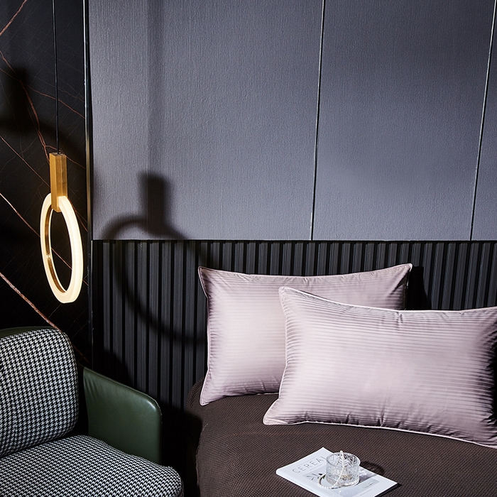 91家纺网 家纺一手货源 找家纺 静若居羽绒被壳 2023新款 全棉缎条羽绒枕缎纹羽绒枕立体羽绒枕 缎条豆沙色中枕