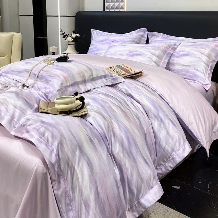 91家纺网 家纺一手货源 找家纺 大麦乐田 2025新款数码印花一字绣宽边四件套 幻彩 紫