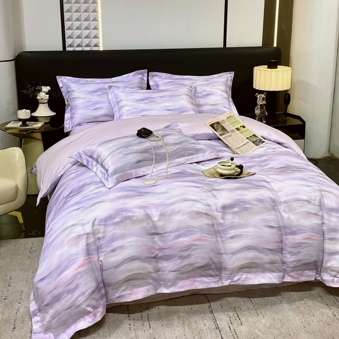 91家纺网 家纺一手货源 找家纺 大麦乐田 2025新款数码印花一字绣宽边四件套 幻彩 紫