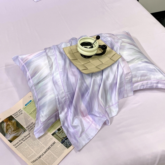 91家纺网 家纺一手货源 找家纺 大麦乐田 2025新款数码印花一字绣宽边四件套 幻彩 紫