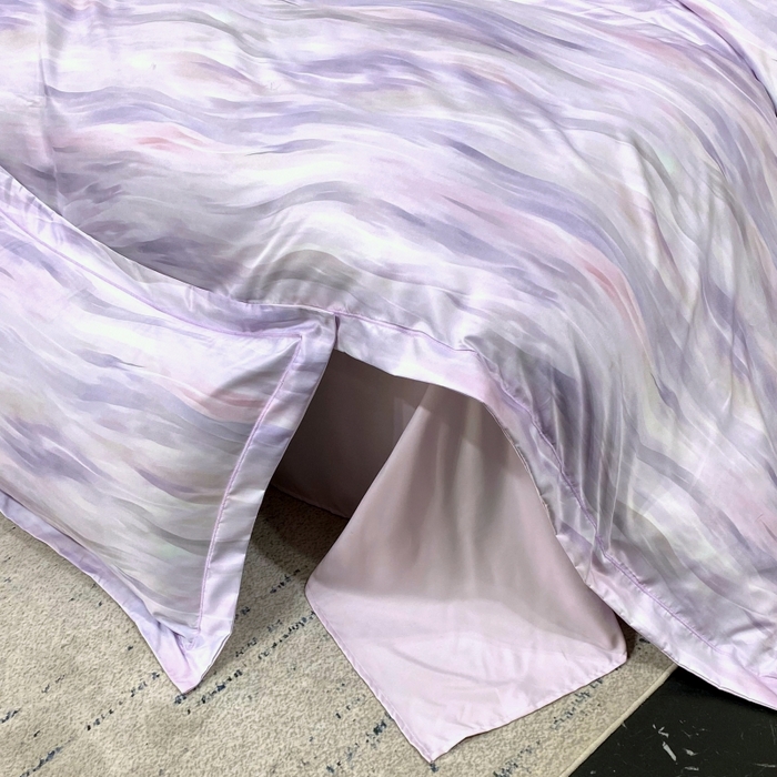 91家纺网 家纺一手货源 找家纺 大麦乐田 2025新款数码印花一字绣宽边四件套 幻彩 紫