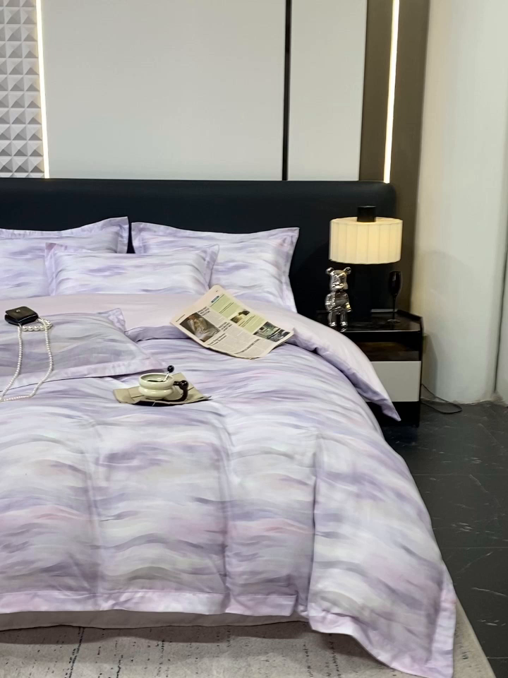 91家纺网 家纺一手货源 找家纺 大麦乐田 2025新款数码印花一字绣宽边四件套 幻彩 紫