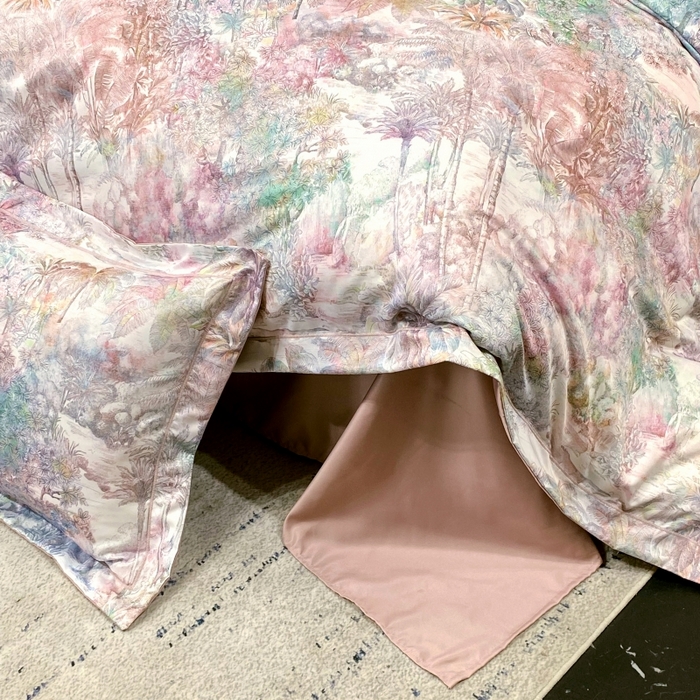 91家纺网 家纺一手货源 找家纺 大麦乐田 2025新款数码印花一字绣宽边四件套 梦境  粉