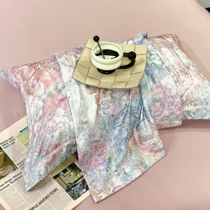 91家纺网 家纺一手货源 找家纺 大麦乐田 2025新款数码印花一字绣宽边四件套 梦境  粉