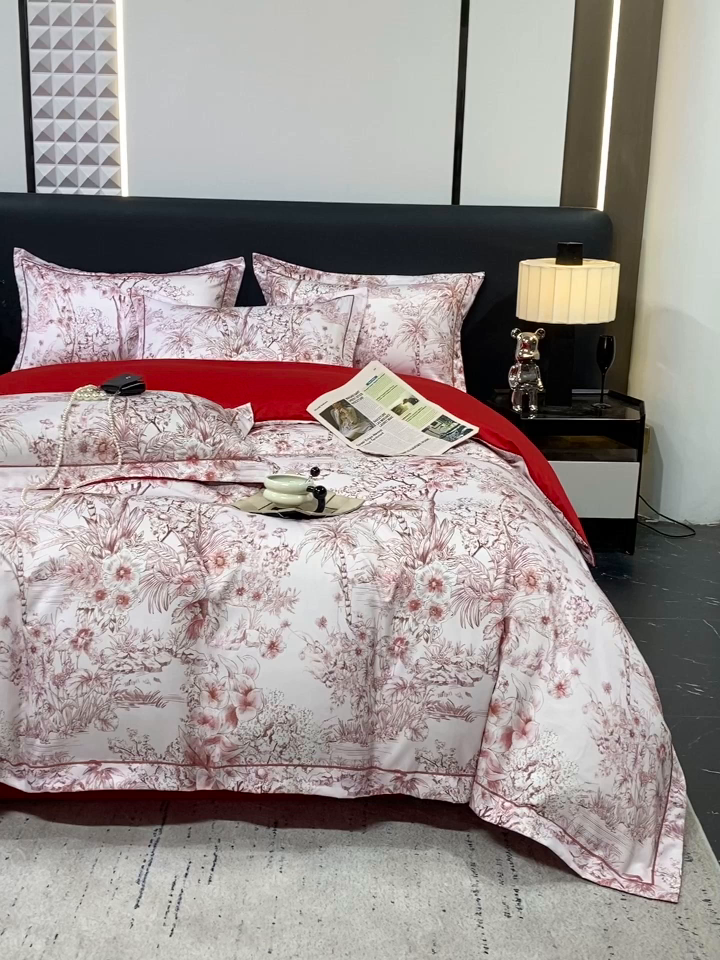 91家纺网 家纺一手货源 找家纺 大麦乐田 2025新款数码印花一字绣宽边四件套 寻觅 红