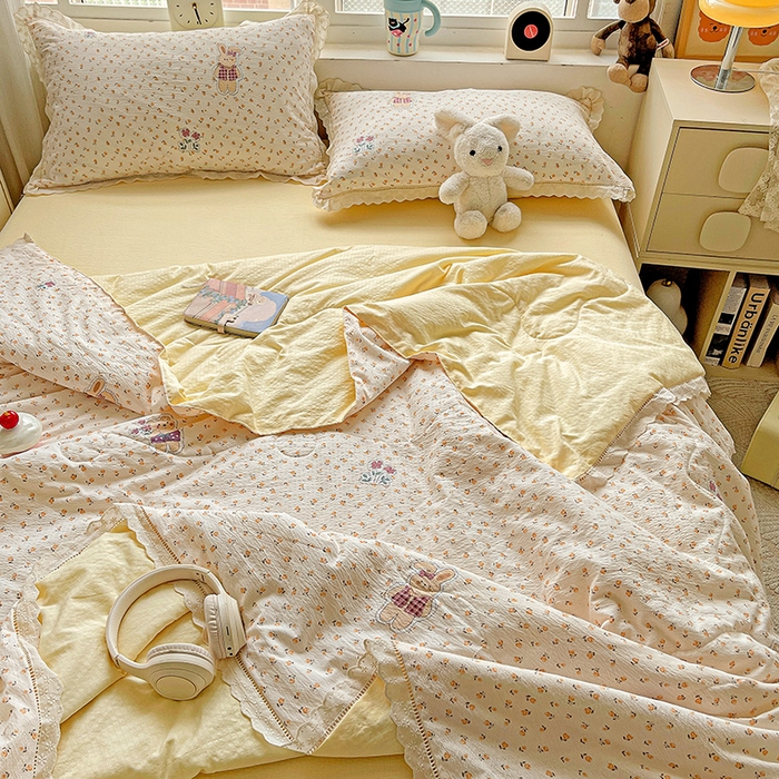 91家纺网 家纺一手货源 找家纺 梦莱斯 2025新款云感木棉皱皱纱全棉花边款夏被四件套 春日小熊