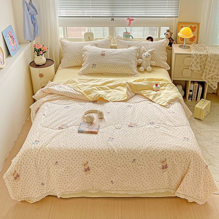 91家纺网 家纺一手货源 找家纺 梦莱斯 2025新款云感木棉皱皱纱全棉花边款夏被四件套 春日小熊