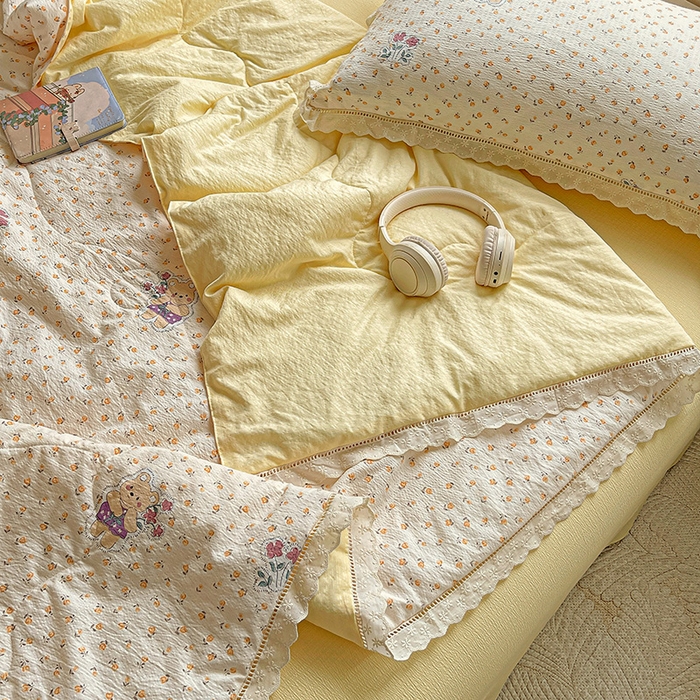 91家纺网 家纺一手货源 找家纺 梦莱斯 2025新款云感木棉皱皱纱全棉花边款夏被四件套 春日小熊