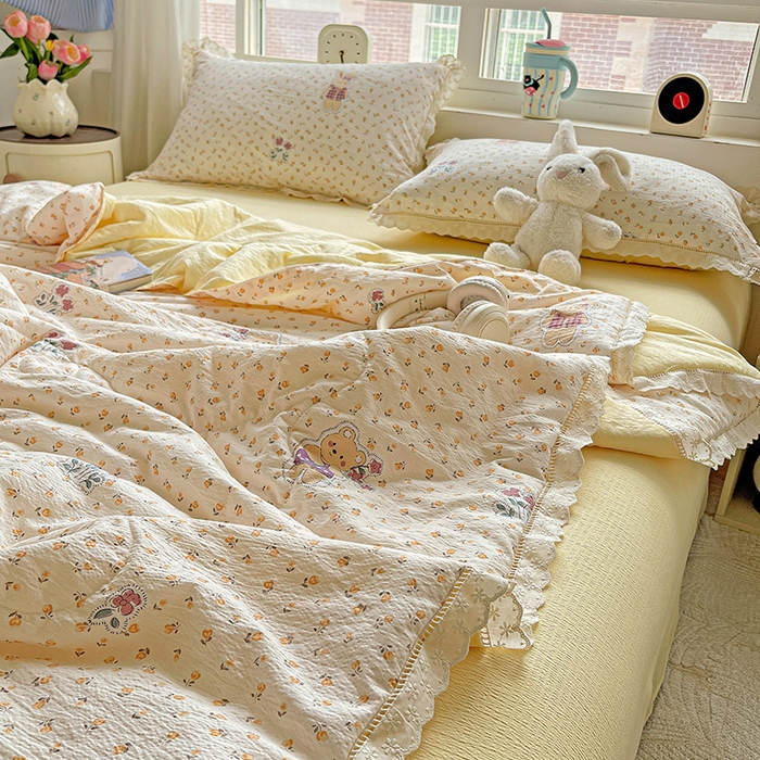 91家纺网 家纺一手货源 找家纺 梦莱斯 2025新款云感木棉皱皱纱全棉花边款夏被四件套 春日小熊