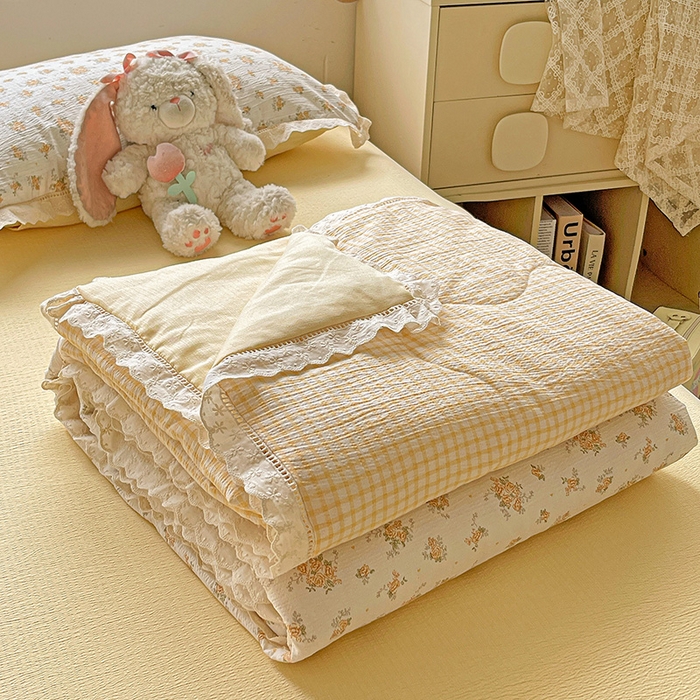 91家纺网 家纺一手货源 找家纺 梦莱斯 2025新款云感木棉皱皱纱全棉花边款夏被四件套 田园拾趣-黄
