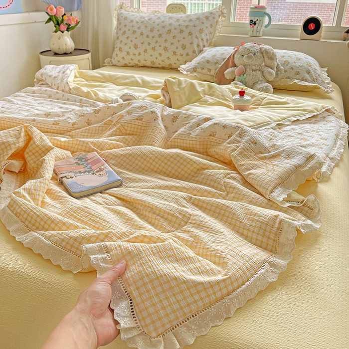 91家纺网 家纺一手货源 找家纺 梦莱斯 2025新款云感木棉皱皱纱全棉花边款夏被四件套 田园拾趣-黄