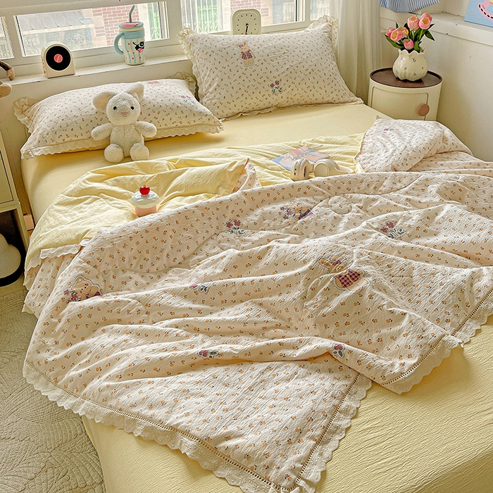 91家纺网 家纺一手货源 找家纺 梦莱斯 2025新款云感木棉皱皱纱全棉花边款夏被四件套 春日小熊