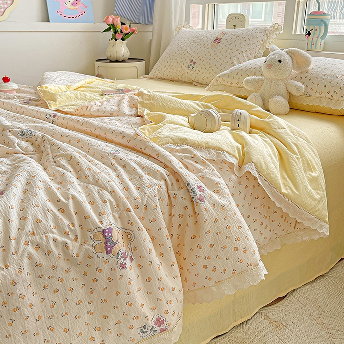 91家纺网 家纺一手货源 找家纺 梦莱斯 2025新款云感木棉皱皱纱全棉花边款夏被四件套 春日小熊