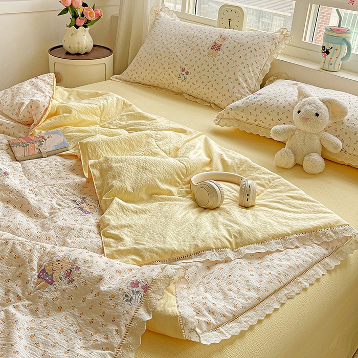 91家纺网 家纺一手货源 找家纺 梦莱斯 2025新款云感木棉皱皱纱全棉花边款夏被四件套 春日小熊