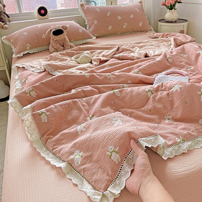 91家纺网 家纺一手货源 找家纺 （总）梦莱斯 2025新款云感木棉皱皱纱全棉花边款夏被四件套