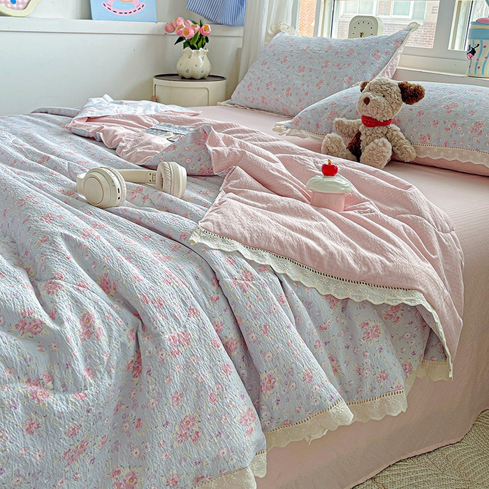 91家纺网 家纺一手货源 找家纺 梦莱斯 2025新款云感木棉皱皱纱全棉花边款夏被四件套 春不晚