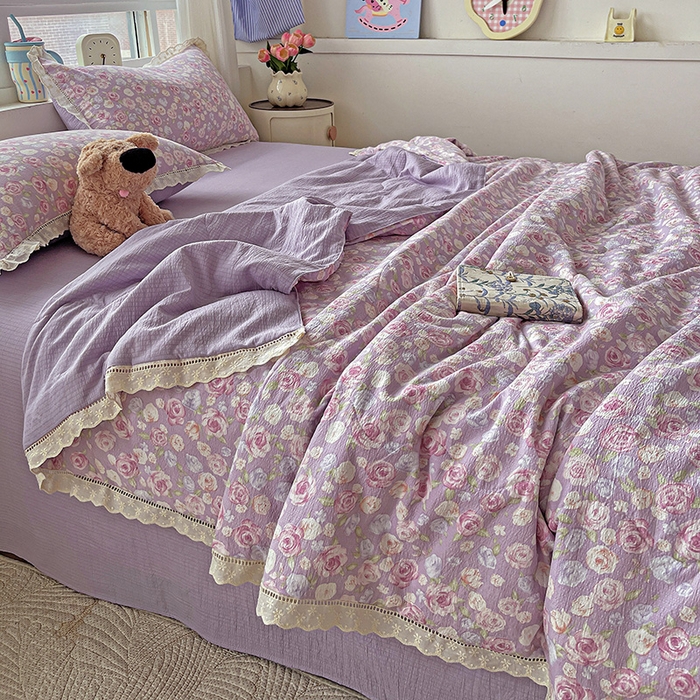 91家纺网 家纺一手货源 找家纺 梦莱斯 2025新款云感木棉皱皱纱全棉花边款夏被四件套 十里桃花紫