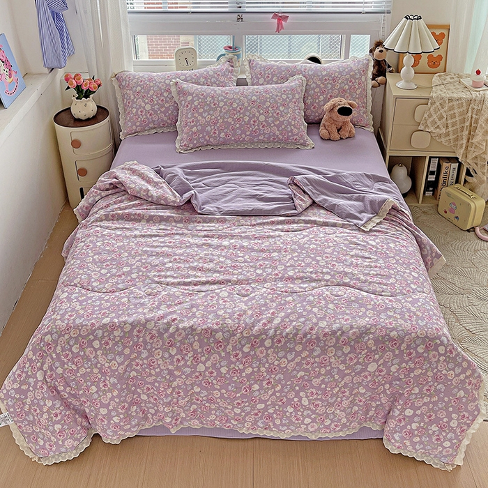 91家纺网 家纺一手货源 找家纺 梦莱斯 2025新款云感木棉皱皱纱全棉花边款夏被四件套 十里桃花紫