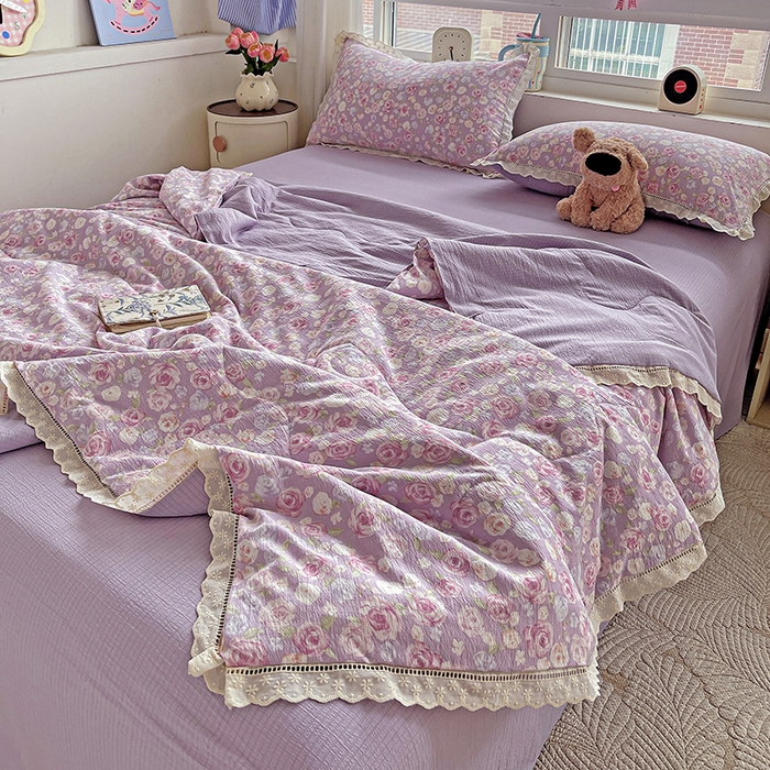 91家纺网 家纺一手货源 找家纺 梦莱斯 2025新款云感木棉皱皱纱全棉花边款夏被四件套 十里桃花紫