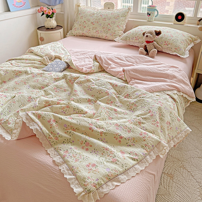 91家纺网 家纺一手货源 找家纺 梦莱斯 2025新款云感木棉皱皱纱全棉花边款夏被四件套 若欢-绿