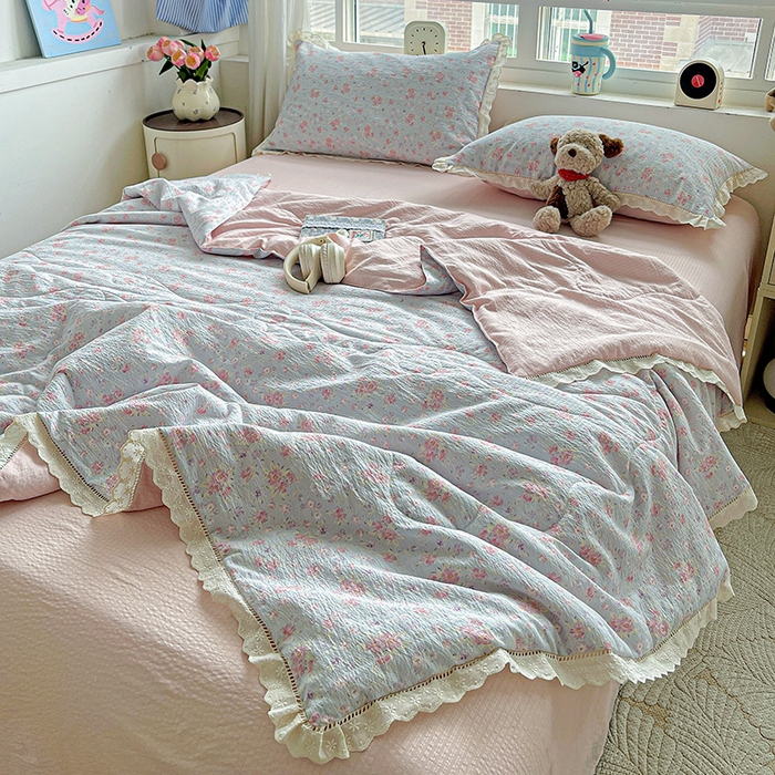 91家纺网 家纺一手货源 找家纺 梦莱斯 2025新款云感木棉皱皱纱全棉花边款夏被四件套 春不晚