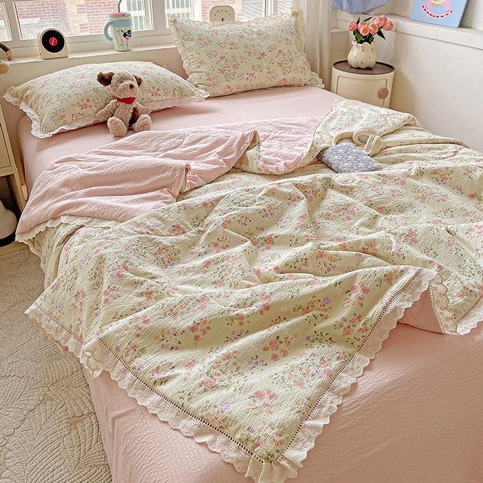 91家纺网 家纺一手货源 找家纺 梦莱斯 2025新款云感木棉皱皱纱全棉花边款夏被四件套 若欢-绿