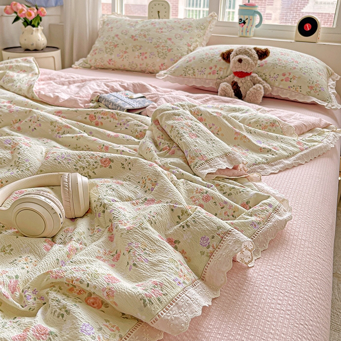 91家纺网 家纺一手货源 找家纺 梦莱斯 2025新款云感木棉皱皱纱全棉花边款夏被四件套 若欢-绿