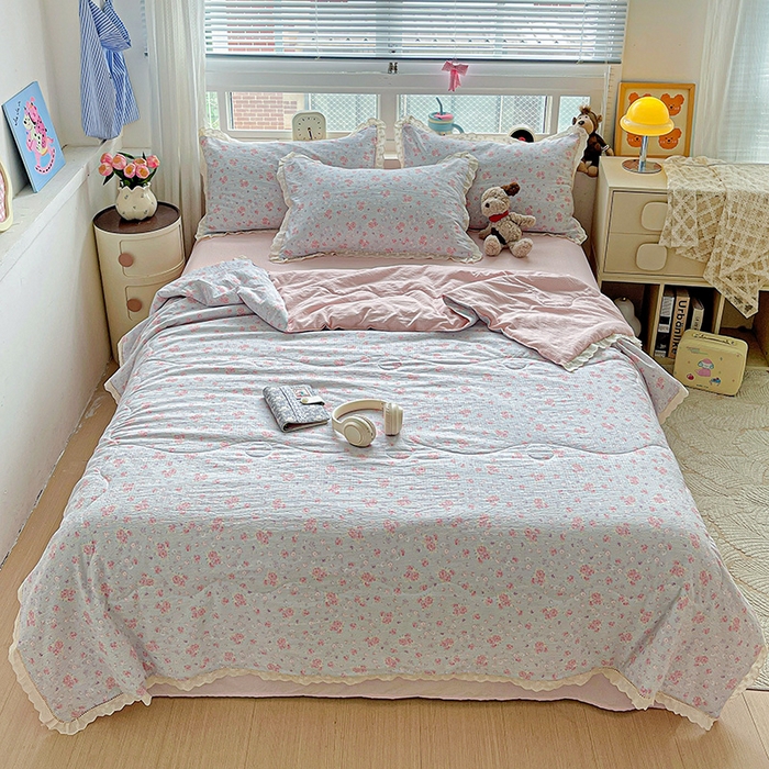 91家纺网 家纺一手货源 找家纺 梦莱斯 2025新款云感木棉皱皱纱全棉花边款夏被四件套 春不晚