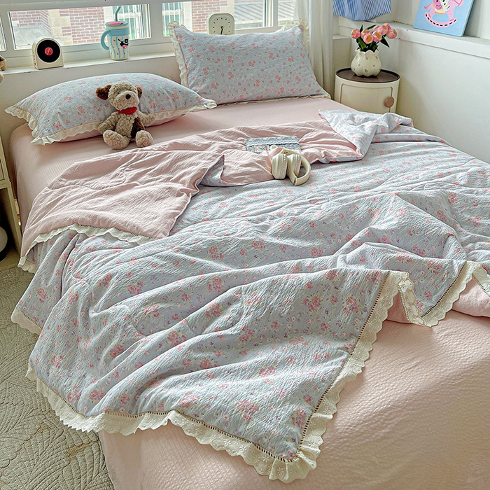 91家纺网 家纺一手货源 找家纺 梦莱斯 2025新款云感木棉皱皱纱全棉花边款夏被四件套 春不晚