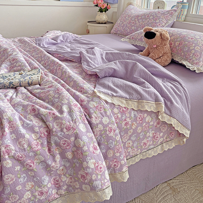 91家纺网 家纺一手货源 找家纺 梦莱斯 2025新款云感木棉皱皱纱全棉花边款夏被四件套 十里桃花紫