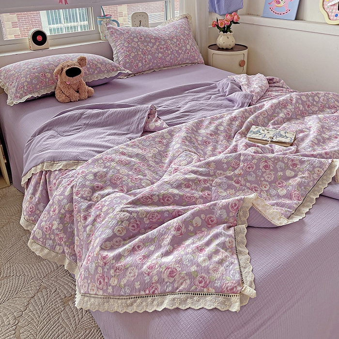 91家纺网 家纺一手货源 找家纺 梦莱斯 2025新款云感木棉皱皱纱全棉花边款夏被四件套 十里桃花紫