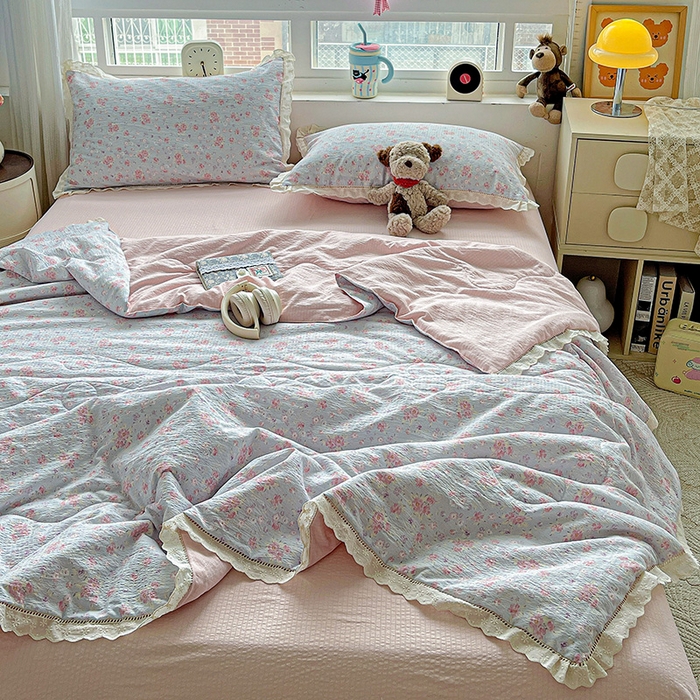 91家纺网 家纺一手货源 找家纺 梦莱斯 2025新款云感木棉皱皱纱全棉花边款夏被四件套 春不晚