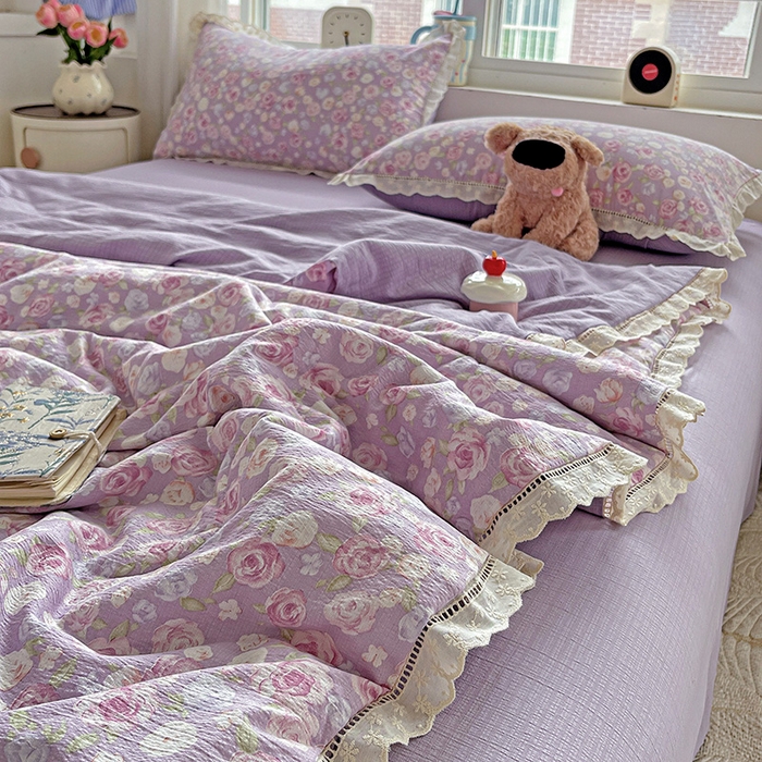 91家纺网 家纺一手货源 找家纺 梦莱斯 2025新款云感木棉皱皱纱全棉花边款夏被四件套 十里桃花紫