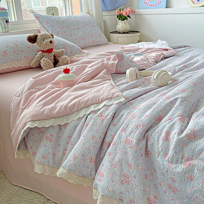 91家纺网 家纺一手货源 找家纺 梦莱斯 2025新款云感木棉皱皱纱全棉花边款夏被四件套 春不晚