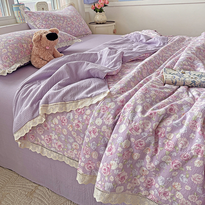 91家纺网 家纺一手货源 找家纺 梦莱斯 2025新款云感木棉皱皱纱全棉花边款夏被四件套 十里桃花紫