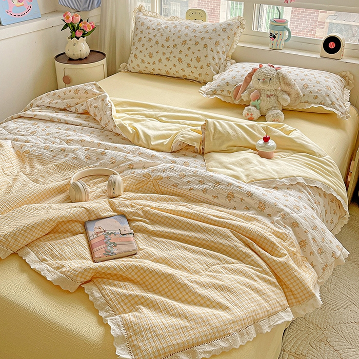 91家纺网 家纺一手货源 找家纺 梦莱斯 2025新款云感木棉皱皱纱全棉花边款夏被四件套 田园拾趣-黄