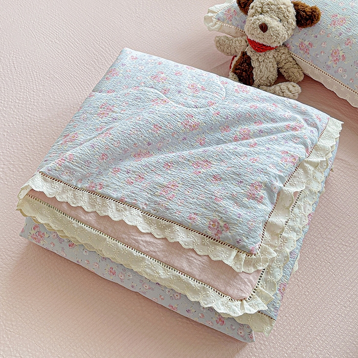 91家纺网 家纺一手货源 找家纺 梦莱斯 2025新款云感木棉皱皱纱全棉花边款夏被四件套 春不晚