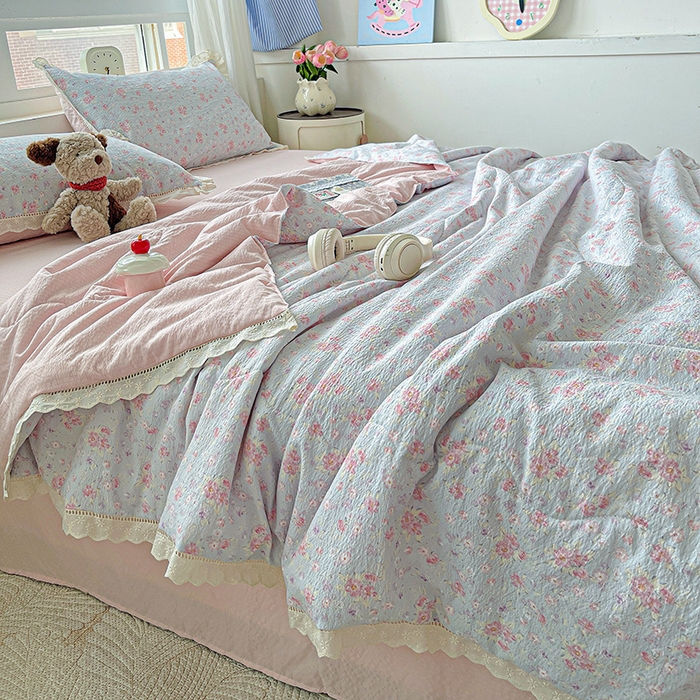 91家纺网 家纺一手货源 找家纺 梦莱斯 2025新款云感木棉皱皱纱全棉花边款夏被四件套 春不晚