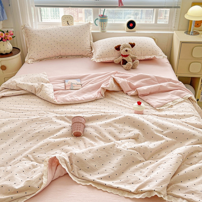 91家纺网 家纺一手货源 找家纺 梦莱斯 2025新款云感木棉皱皱纱全棉花边款夏被四件套 初恋